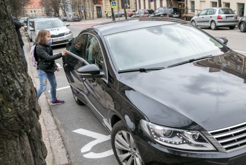 K+R raidėmis pažymėtose stovėjimo vietose leidžiama trumpam sustoti ir išleisti vaikus į mokymo įstaigą.