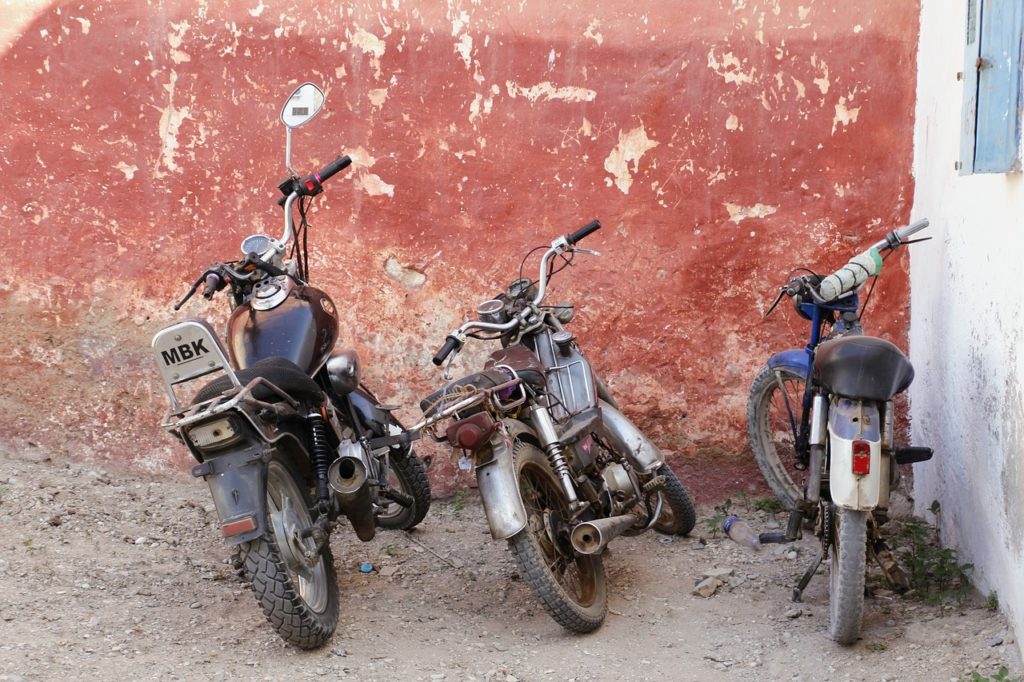 Mopedų ir motociklų parkavimas