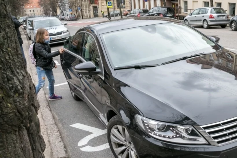 Visuomet vaikus išleiskite per dešinę automobilio pusę, nes išlipę per kairią`ją, jie atsidurs gatvėje.