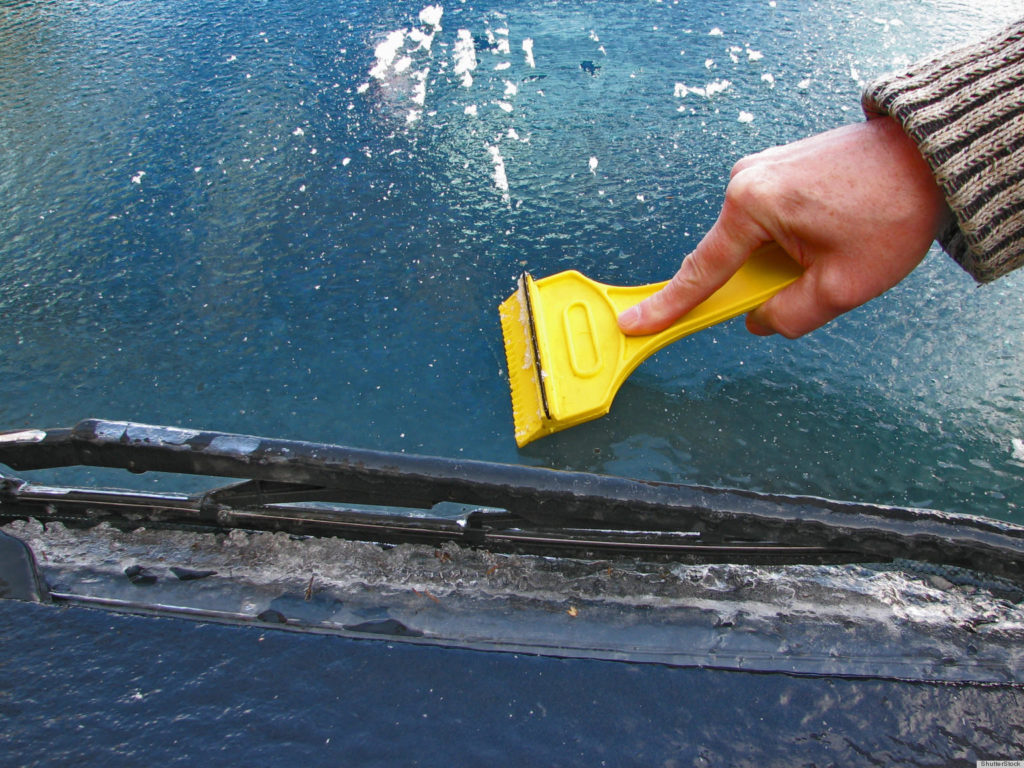 Kaip taisyklingai nuvalyti apšalusį automobilį?