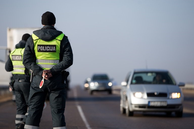 Saugaus eismo automobilių keliais įstatymo pakeitimai dėl bendrųjų transporto priemonių vairuotojų pareigų