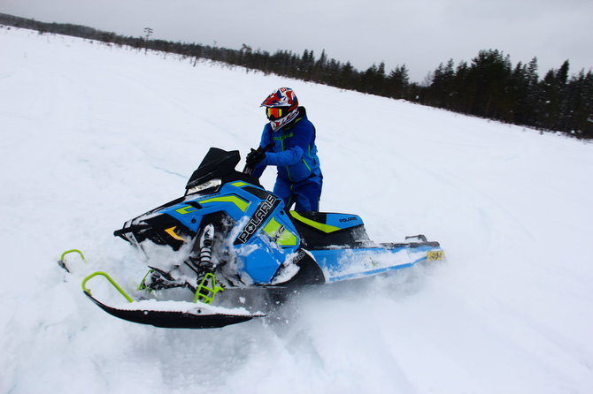 Ar legalu važiuoti vandens telkinių ledu su sniego motociklu?