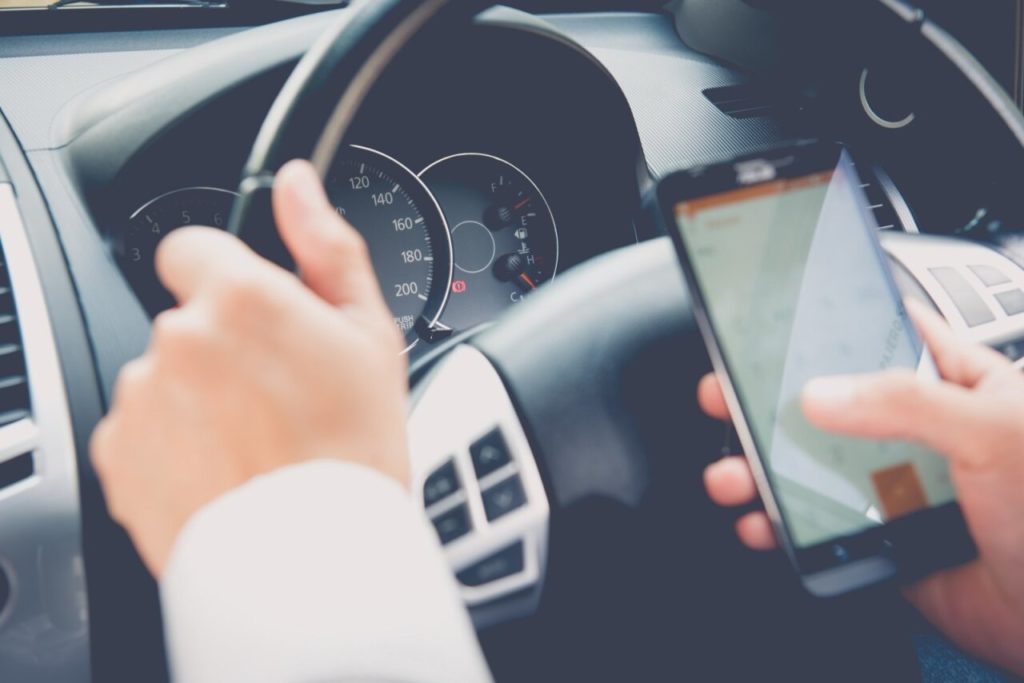 Kada vairuotojui leidžiama naudotis mobiliuoju telefonu?