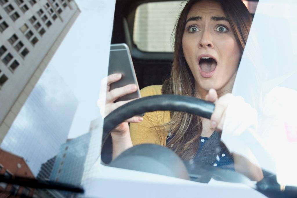 Koks yra mobiliojo ryšio priemonių keliamas pavojus vairuojant?