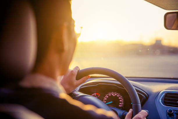 Ką daryti jei vairuojant automobilį akina saulė?