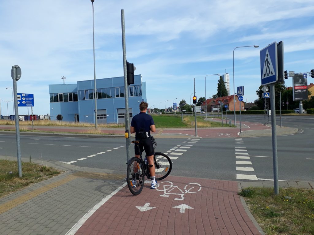 Ar privalo dviratininkas nulipti nuo dviračio kirsdamas gatvę?
