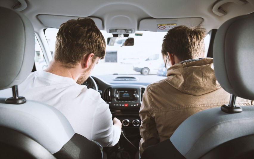 Kaip automobilio keleiviai gali paveikti vairuotojų elgesį?
