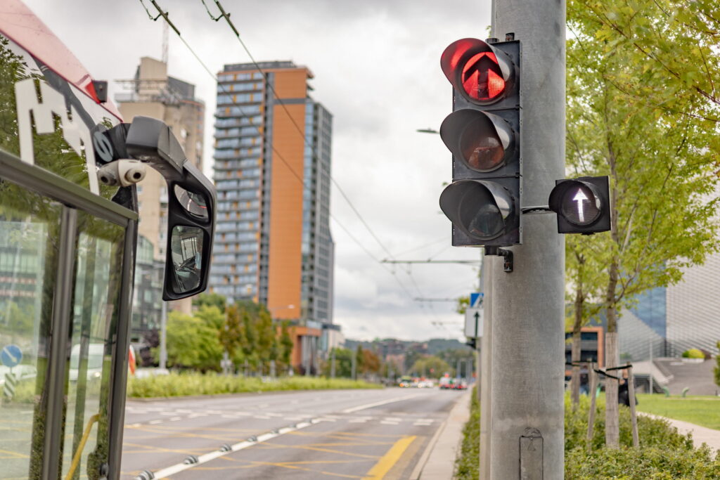 Ką reiškia šviesoforo baltas rodyklės formos signalas